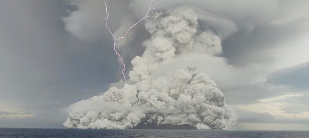  Khoảnh khắc núi lửa ngầm Tonga phun trào tạo ra âm thanh lớn khủng khiếp, vang tới tận Alaska cách xa gần 10 nghìn cây số - Ảnh 3.