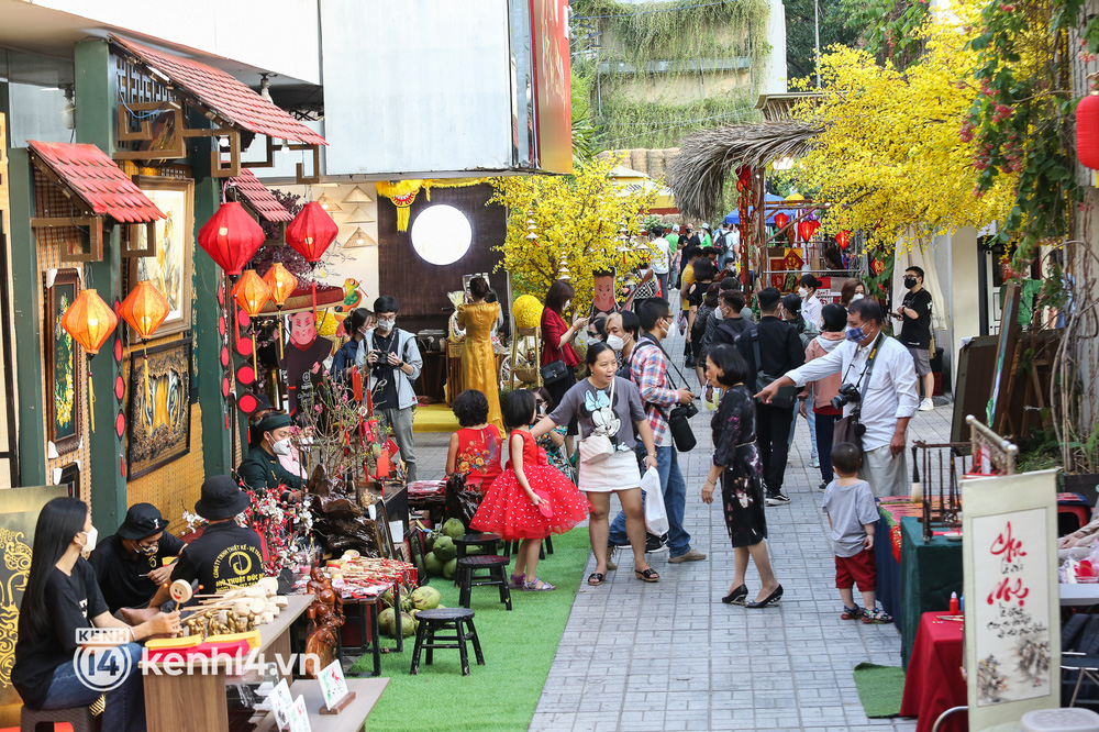 Ảnh: Phố ông đồ, đường mai vàng ở TP.HCM đã mở cửa, không khí Tết tràn ngập hơn bao giờ hết - Ảnh 12.