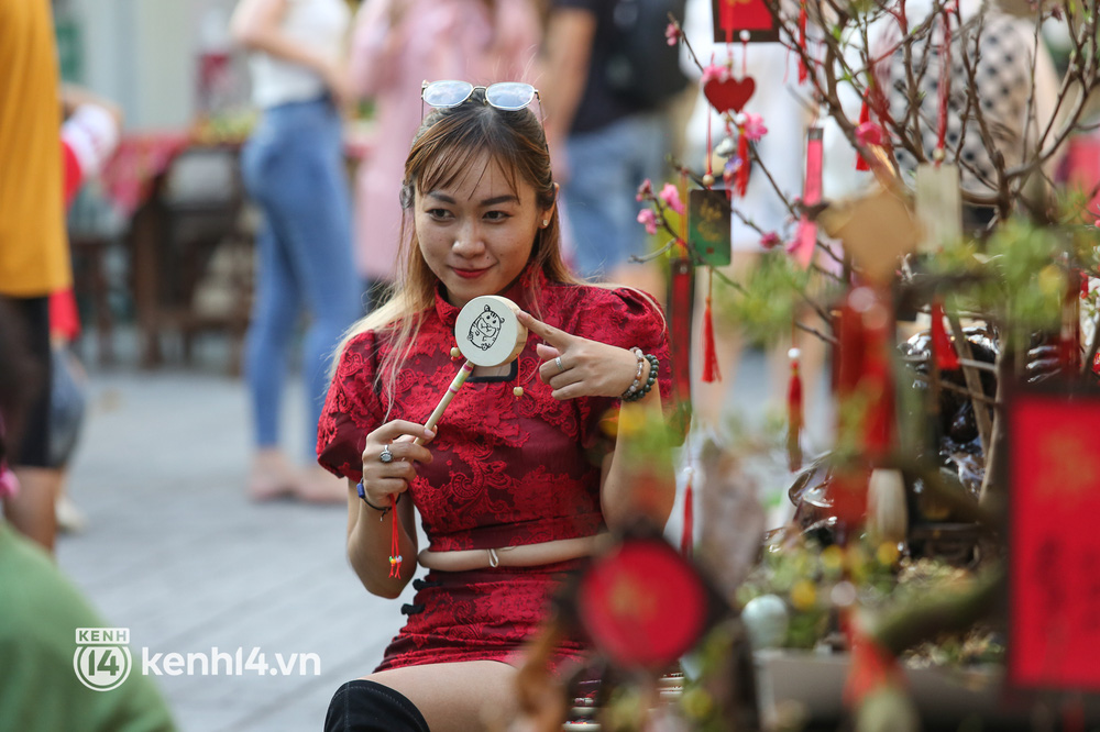 Ảnh: Phố ông đồ, đường mai vàng ở TP.HCM đã mở cửa, không khí Tết tràn ngập hơn bao giờ hết - Ảnh 13.