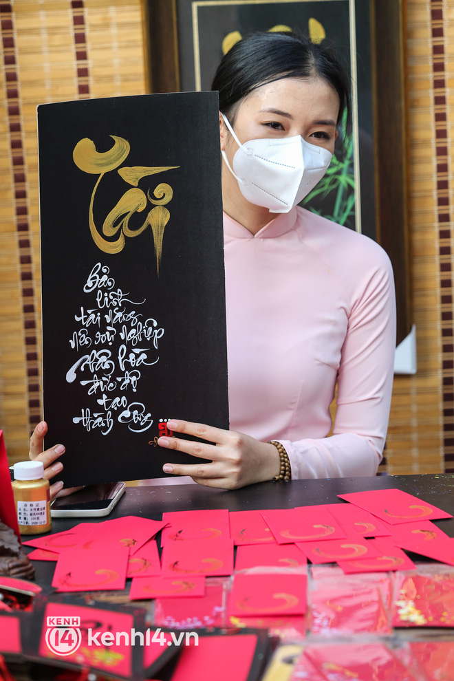 Ảnh: Phố ông đồ, đường mai vàng ở TP.HCM đã mở cửa, không khí Tết tràn ngập hơn bao giờ hết - Ảnh 15.