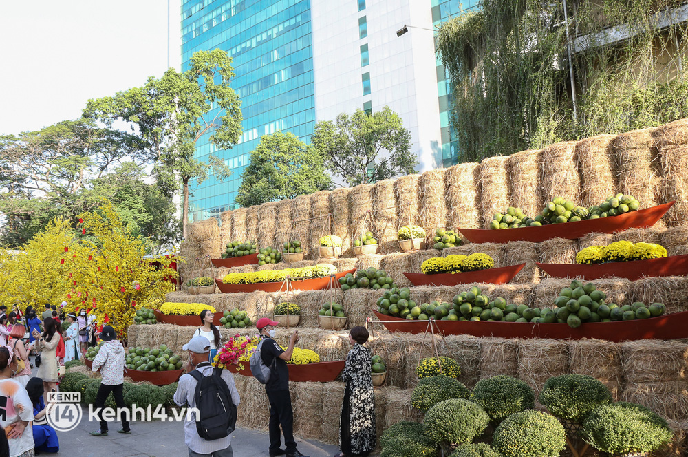 Ảnh: Phố ông đồ, đường mai vàng ở TP.HCM đã mở cửa, không khí Tết tràn ngập hơn bao giờ hết - Ảnh 3.