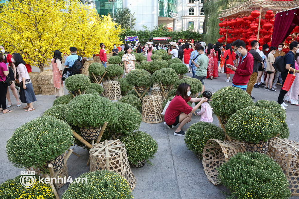 Ảnh: Phố ông đồ, đường mai vàng ở TP.HCM đã mở cửa, không khí Tết tràn ngập hơn bao giờ hết - Ảnh 6.