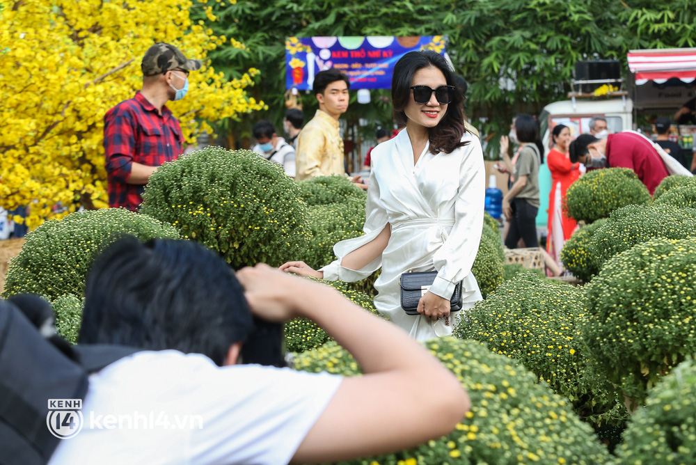 Ảnh: Phố ông đồ, đường mai vàng ở TP.HCM đã mở cửa, không khí Tết tràn ngập hơn bao giờ hết - Ảnh 7.