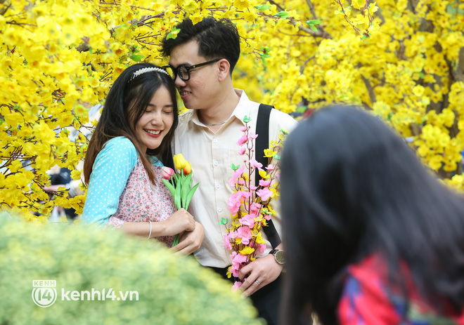 Ảnh: Phố ông đồ, đường mai vàng ở TP.HCM đã mở cửa, không khí Tết tràn ngập hơn bao giờ hết - Ảnh 9.