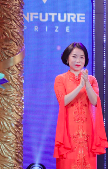  Điều đặc biệt về mẫu áo dài được vợ ông Phạm Nhật Vượng mặc trong lễ trao giải VinFuture - Ảnh 3.