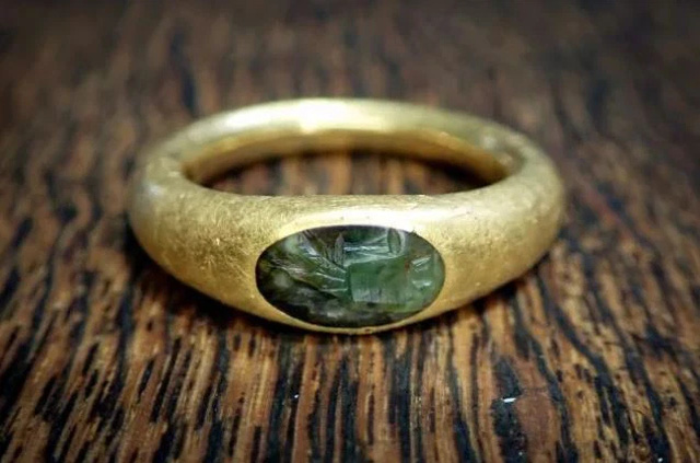  Phát hiện chiếc nhẫn La Mã 2000 năm tuổi chôn trong vườn nhà - Ảnh 1.
