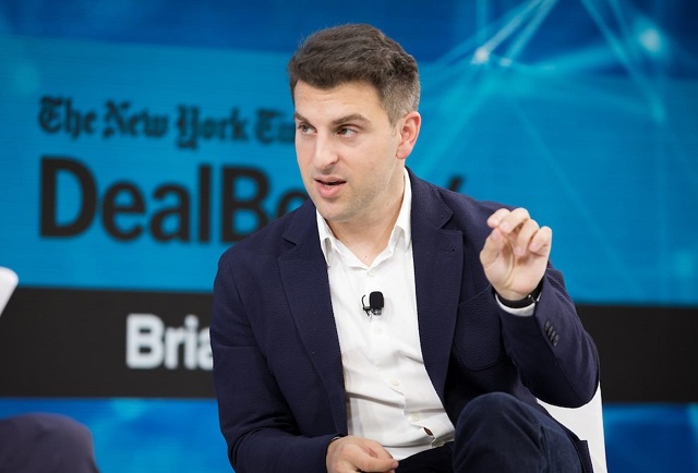  Tỷ phú Brian Chesky lên kế hoạch sống trên Airbnb  - Ảnh 1.