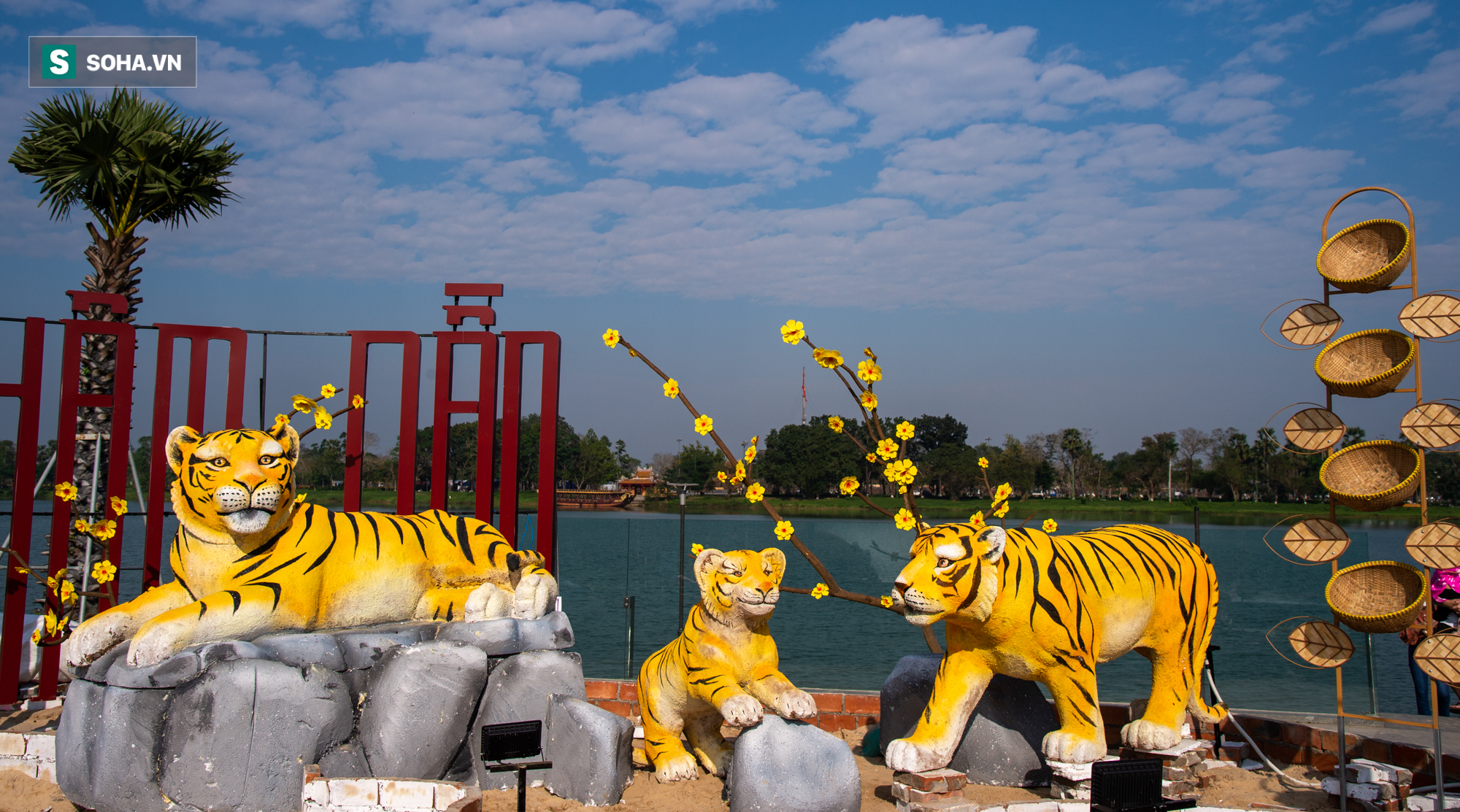 Tượng hổ ở Huế là một trong những công trình nghệ thuật nổi tiếng của xứ Huế. Hãy cùng chiêm ngưỡng vẻ đẹp của tượng hổ và mười hai chú tiểu nghịch ngợm trên lưng hổ trong bức ảnh vô cùng độc đáo này.
