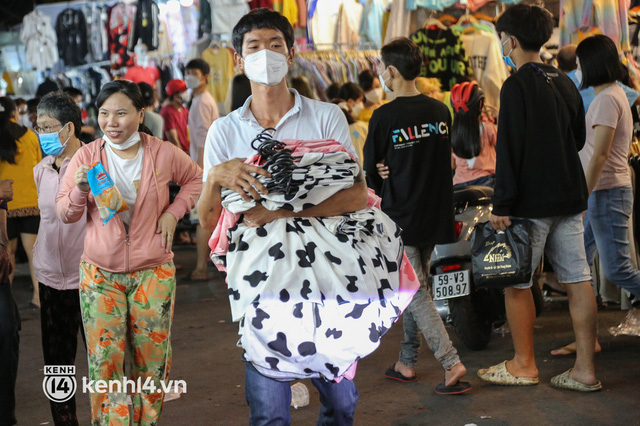 Chợ thời trang lớn nhất TP.HCM chật kín người mua sắm Tết, an ninh siết chặt ngăn chặn khách bị móc túi - Ảnh 15.