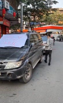 Đỗ xe chắn trước cửa hàng ở Hà Nội, chiếc ô tô bị chủ quán dán chi chít băng keo cùng dòng chữ vô ý thức - Ảnh 3.