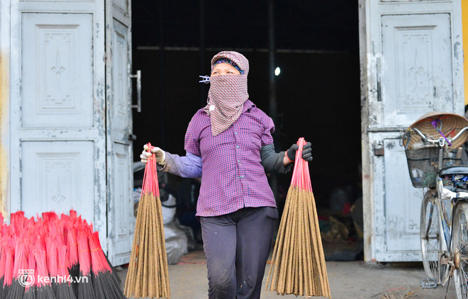 Ảnh: Nông dân Hải Dương làm hàng trăm cây nhang khổng lồ, cao hơn đầu người phục vụ Tết - Ảnh 11.