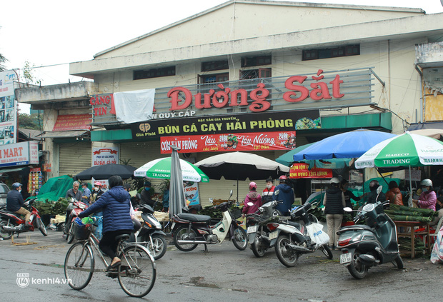 Chợ lá dong lâu đời nhất Hà Nội bất ngờ rơi vào cảnh đìu hiu chưa từng thấy: Ngồi cả buổi tôi mới bán được 1 vài bó - Ảnh 1.