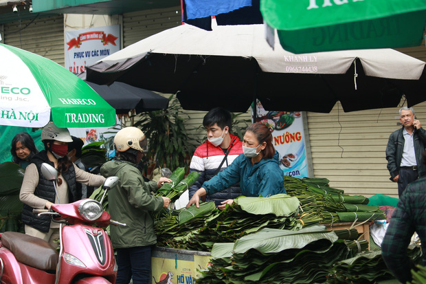 Chợ lá dong lâu đời nhất Hà Nội bất ngờ rơi vào cảnh đìu hiu chưa từng thấy: Ngồi cả buổi tôi mới bán được 1 vài bó - Ảnh 2.