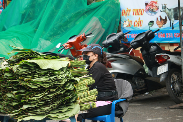 Chợ lá dong lâu đời nhất Hà Nội bất ngờ rơi vào cảnh đìu hiu chưa từng thấy: Ngồi cả buổi tôi mới bán được 1 vài bó - Ảnh 3.