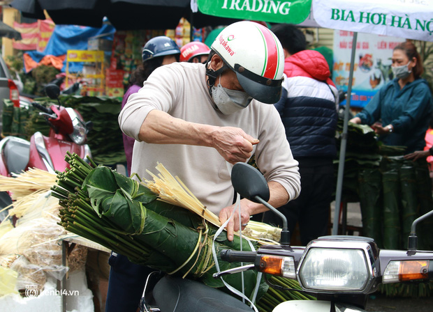 Chợ lá dong lâu đời nhất Hà Nội bất ngờ rơi vào cảnh đìu hiu chưa từng thấy: Ngồi cả buổi tôi mới bán được 1 vài bó - Ảnh 8.