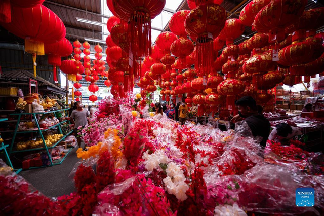 Tết: Hãy cùng thưởng thức khoảnh khắc đón Tết truyền thống với bức ảnh đầy sắc màu và hình ảnh trang trí đường phố Tết đầy ấn tượng. Những nét đẹp văn hóa truyền thống của Việt Nam tràn đầy trong hình ảnh này.
