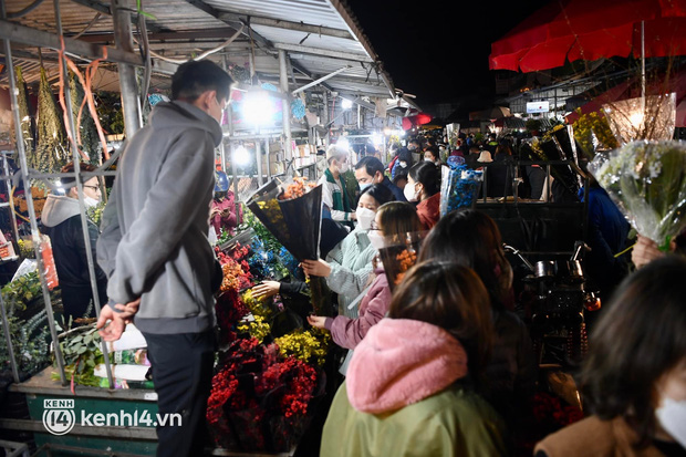  Người dân chen chân đi mua hoa Tết ở chợ hoa lớn nhất Hà Nội dù thời tiết mưa rét 10 độ C - Ảnh 11.