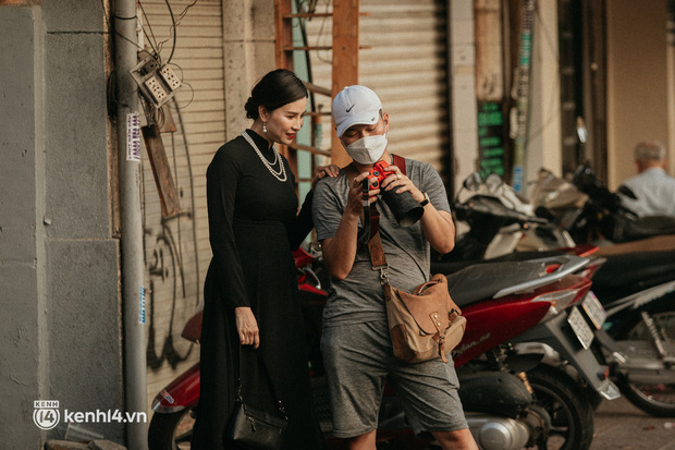  Clip: Loanh quanh Sài Gòn cuối năm, va phải những tiểu thơ diện áo dài, tay ôm bó lay ơn dễ cưng vô cùng! - Ảnh 17.