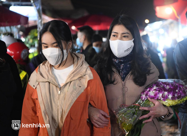  Người dân chen chân đi mua hoa Tết ở chợ hoa lớn nhất Hà Nội dù thời tiết mưa rét 10 độ C - Ảnh 16.