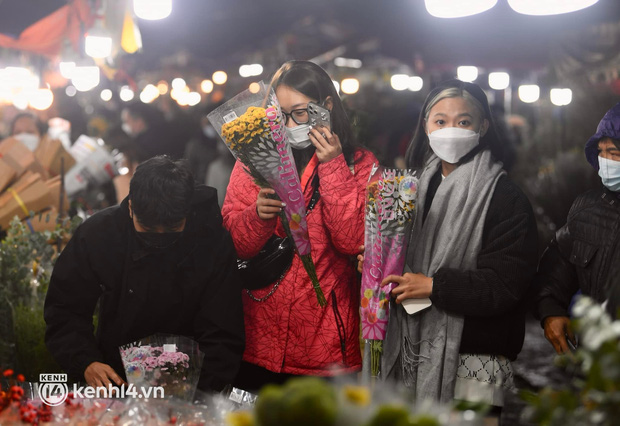  Người dân chen chân đi mua hoa Tết ở chợ hoa lớn nhất Hà Nội dù thời tiết mưa rét 10 độ C - Ảnh 19.