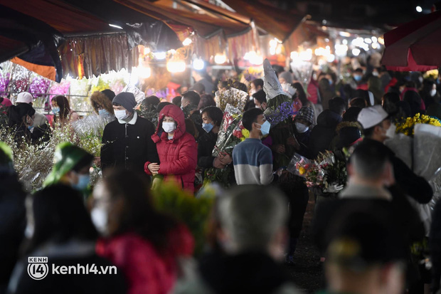  Người dân chen chân đi mua hoa Tết ở chợ hoa lớn nhất Hà Nội dù thời tiết mưa rét 10 độ C - Ảnh 20.