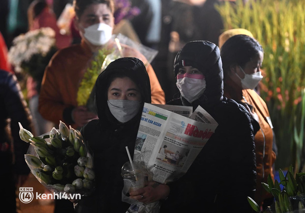  Người dân chen chân đi mua hoa Tết ở chợ hoa lớn nhất Hà Nội dù thời tiết mưa rét 10 độ C - Ảnh 4.