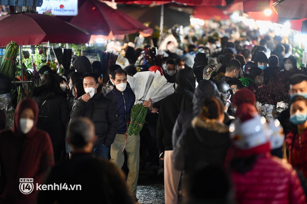  Người dân chen chân đi mua hoa Tết ở chợ hoa lớn nhất Hà Nội dù thời tiết mưa rét 10 độ C - Ảnh 5.