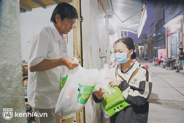  Gặp lại chú chủ trọ tốt bụng nhất Sài Gòn ngày cuối năm: Cùng con gái tặng tiền, quà Tết cho người thuê trọ - Ảnh 8.