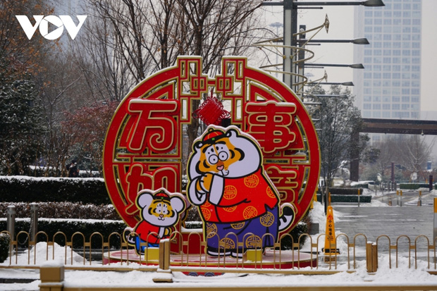  Đường phố Bắc Kinh trang hoàng rực rỡ đón Tết Nhâm Dần và Olympic mùa Đông - Ảnh 5.