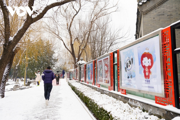  Đường phố Bắc Kinh trang hoàng rực rỡ đón Tết Nhâm Dần và Olympic mùa Đông - Ảnh 10.