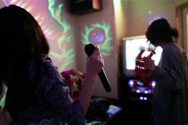 Tăng mức xử phạt gấp 10 lần hành vi hát karaoke gây ồn ào sau 22 giờ - Ảnh 1.