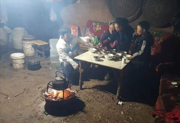 “Cậu bé đóng băng” khiến cả châu Á đau lòng 4 năm trước: Cuộc sống hiện tại bất ngờ, sự thay đổi trong việc học gây xúc động - Ảnh 4. “Cậu bé đóng băng” khiến cả châu Á đau lòng 4 năm trước: Cuộc sống hiện tại bất ngờ, sự thay đổi trong việc học gây xúc động - Ảnh 4.
