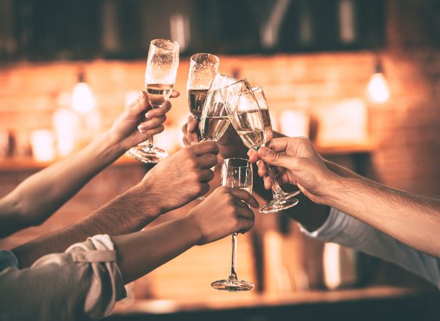 Thứ Nữ hoàng Anh uống mỗi buổi tối trước khi ngủ: Có nhiều lợi ích bất ngờ nếu uống vừa đủ - Ảnh 4. Thứ Nữ hoàng Anh uống mỗi buổi tối trước khi ngủ: Có nhiều lợi ích bất ngờ nếu uống vừa đủ - Ảnh 4.