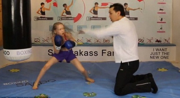 Clip: Cô bé mạnh nhất thế giới 8 tuổi lập kỷ lục võ thuật, 12 tuổi tay không đấm nát thân cây - Ảnh 4.