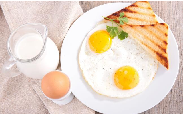  Viện sĩ khoa gan mật cảnh báo 4 món ăn sáng ĐỘC hơn cả nhịn đói, là sát thủ gây ung thư: Bỏ ngay kẻo hối không kịp, đặc biệt là món ăn với trứng này  - Ảnh 2.