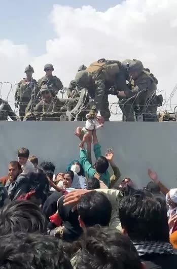 Sáng tỏ số phận bé trai Afghanistan được nâng qua hàng rào thép gai  - Ảnh 1.
