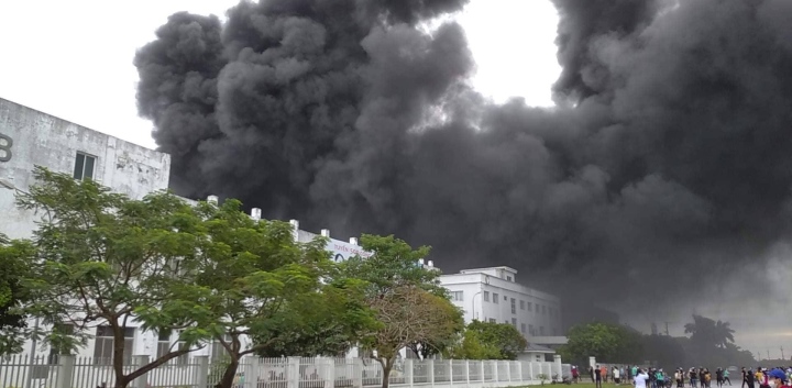Cháy công ty may ở Nam Định, hơn 250 xe máy bị thiêu rụi - Ảnh 1.