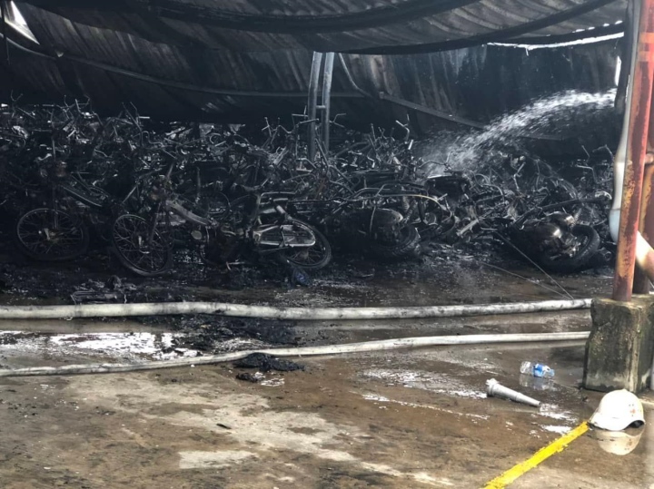 Cháy công ty may ở Nam Định, hơn 250 xe máy bị thiêu rụi - Ảnh 2.