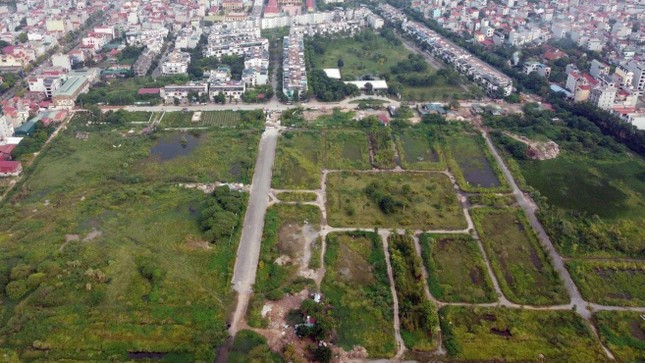 KĐT mới Nam đường 32 bỏ hoang, dân trồng rau trên móng nhà liền kề tiền tỷ - Ảnh 1. KĐT mới Nam đường 32 bỏ hoang, dân trồng rau trên móng nhà liền kề tiền tỷ - Ảnh 1.