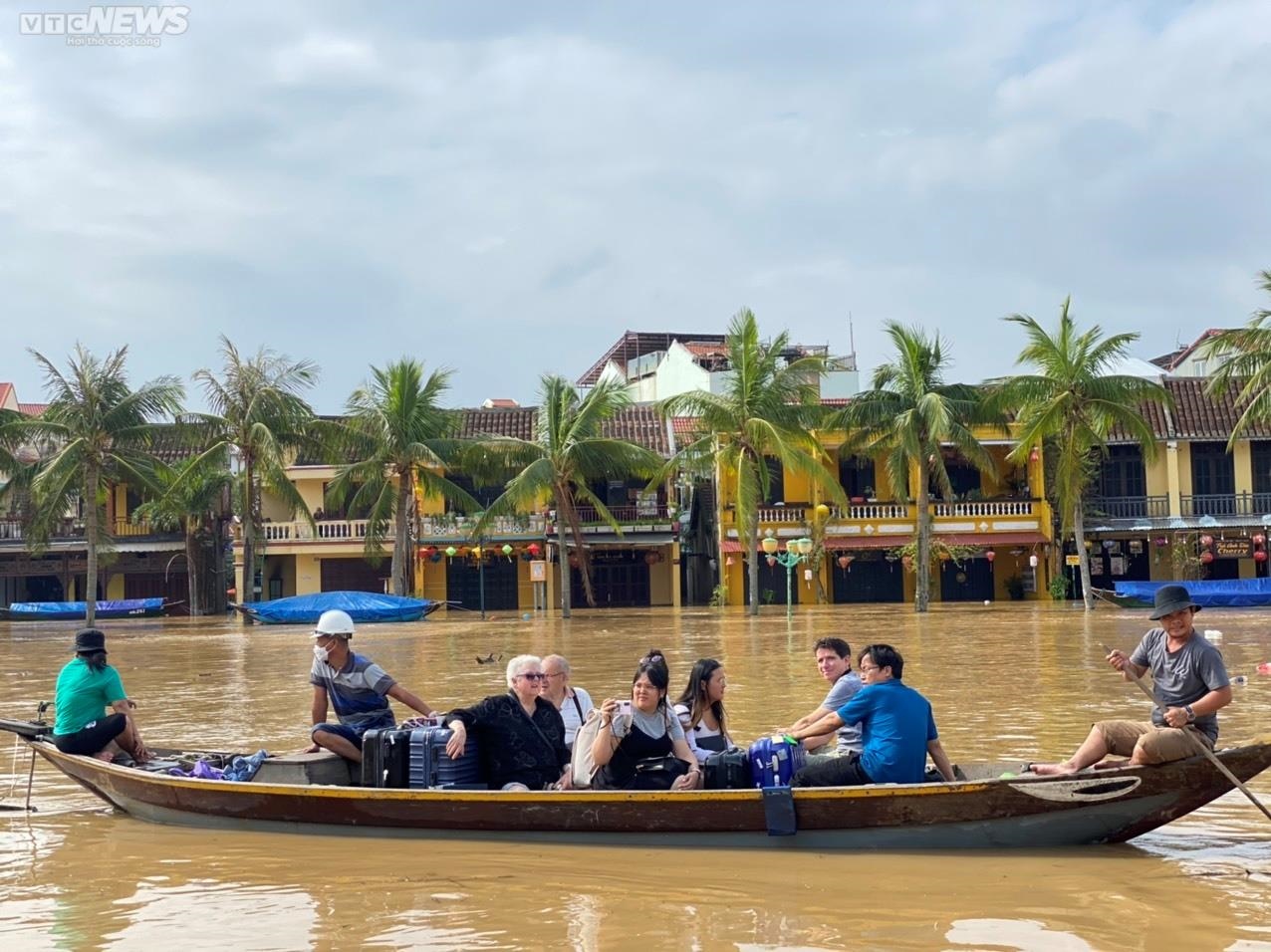 Phố cổ Hội An chìm trong biển nước, du khách lưu trú khu An Hội khăn gói sơ tán - Ảnh 9.