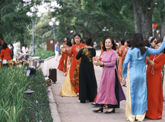 Gió lạnh đầu mùa chạm ngõ Hà Nội khiến ai cũng mê mẩn - Ảnh 7.