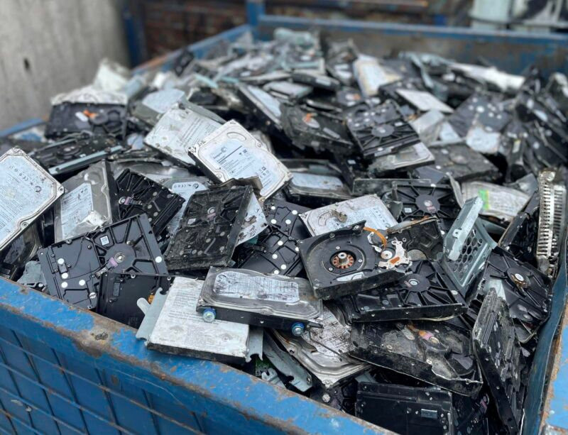 Hàng triệu ổ cứng đổ ra môi trường: Nỗi nhức nhối về rác thải công nghệ của các Big Tech - Ảnh 1.