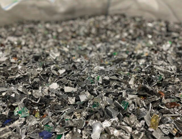 Hàng triệu ổ cứng đổ ra môi trường: Nỗi nhức nhối về rác thải công nghệ của các Big Tech - Ảnh 3.