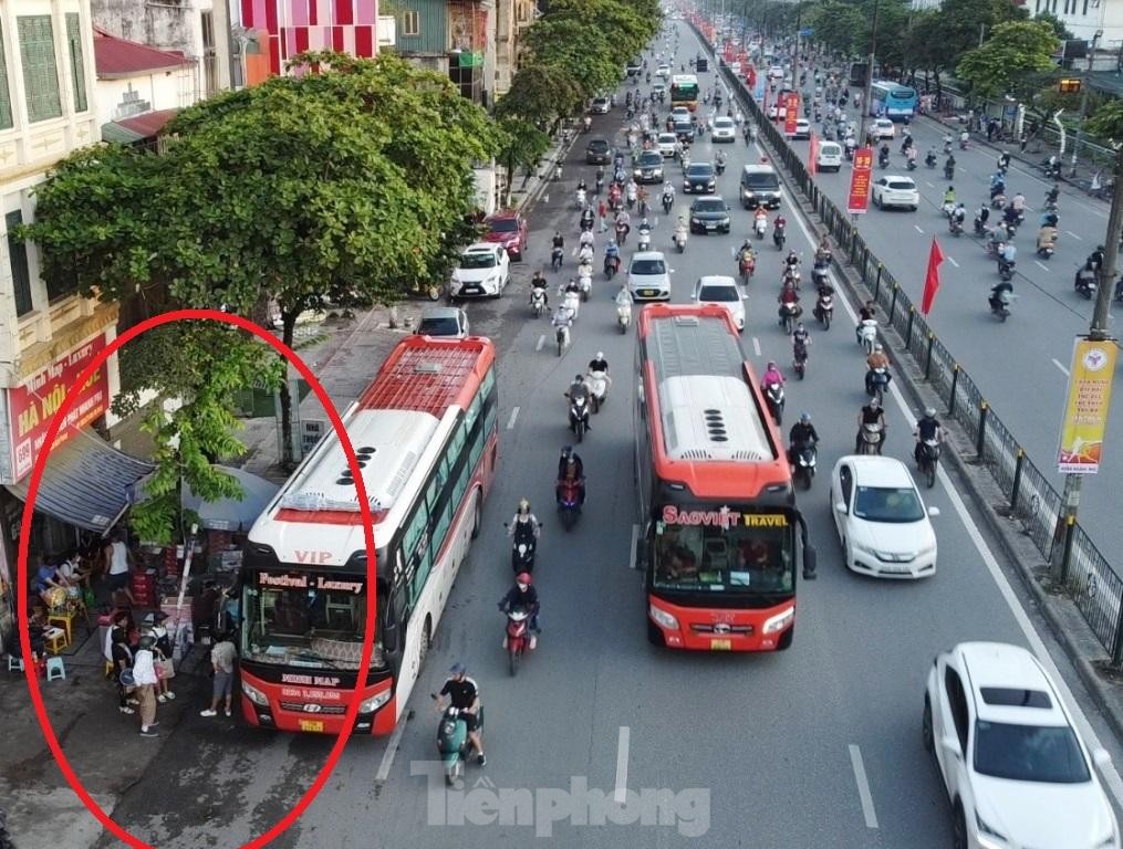 Sau xe khách ‘diễu phố’, đường Giải Phóng nhan nhản bến xe lậu - Ảnh 4.