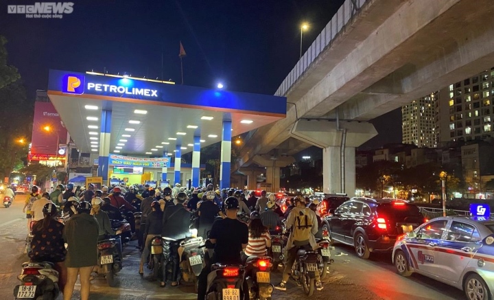 Hà Nội: Người dân ùn ùn xếp hàng chờ mua xăng trước giờ tăng giá - Ảnh 8.