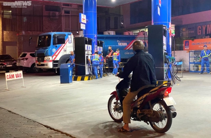 Hà Nội: Người dân ùn ùn xếp hàng chờ mua xăng trước giờ tăng giá - Ảnh 4.