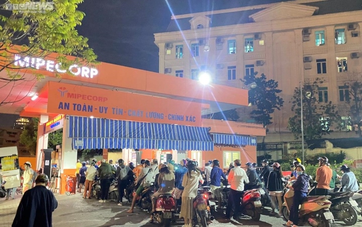Hà Nội: Người dân ùn ùn xếp hàng chờ mua xăng trước giờ tăng giá - Ảnh 13.