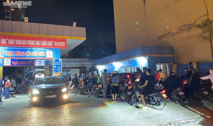 Hà Nội: Người dân ùn ùn xếp hàng chờ mua xăng trước giờ tăng giá - Ảnh 14.
