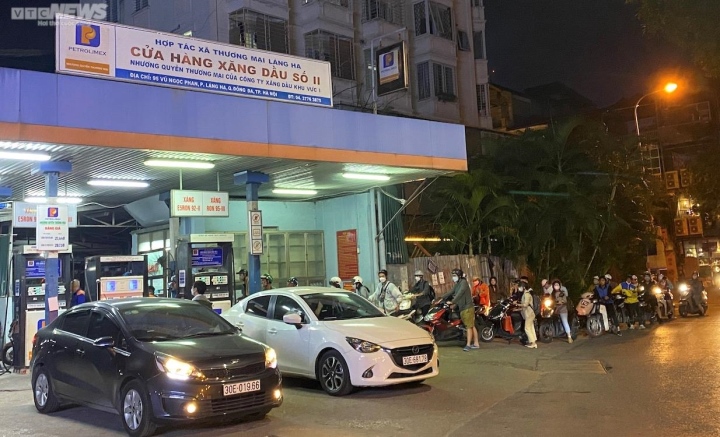 Hà Nội: Người dân ùn ùn xếp hàng chờ mua xăng trước giờ tăng giá - Ảnh 11.