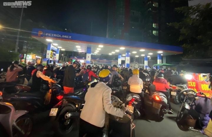 Hà Nội: Người dân ùn ùn xếp hàng chờ mua xăng trước giờ tăng giá - Ảnh 6.